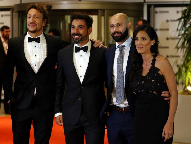 L&#39;attore Nicolas Vazquez con Ezequiel Lavezzi e Javier Mascherano con sua moglie Fernanda. Reuters